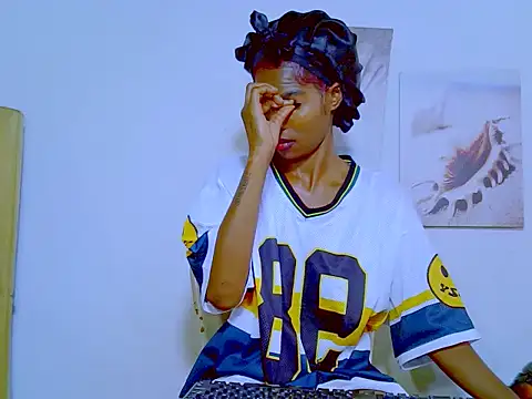 Snapshot of MissParis26 chatting on February 2025 01:00:02 PM MissParis26 online show from February 2025 01:00:02 PM