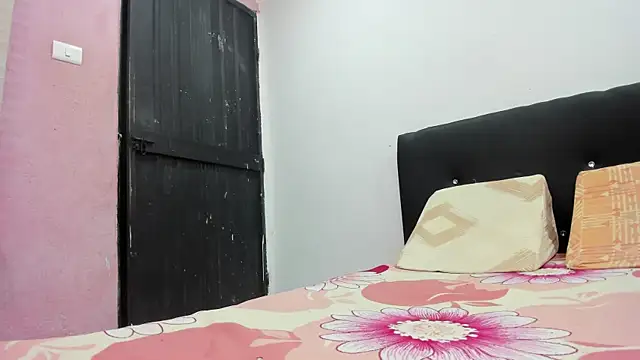 Snapshot of Andrewandzoe chatting on November 2025 02:11:01 AM Andrewandzoe online show from November 2025 02:11:01 AM