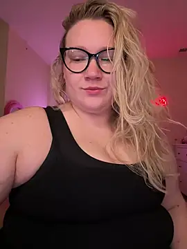 Snapshot of PiggyRose chatting on March 2025 12:26:02 AM PiggyRose online show from March 2025 12:26:02 AM