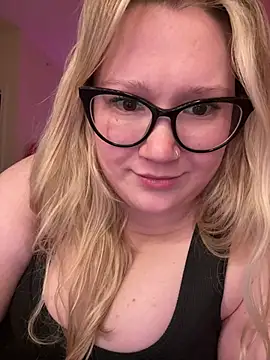 Snapshot of PiggyRose chatting on March 2025 05:00:01 AM PiggyRose online show from March 2025 05:00:01 AM