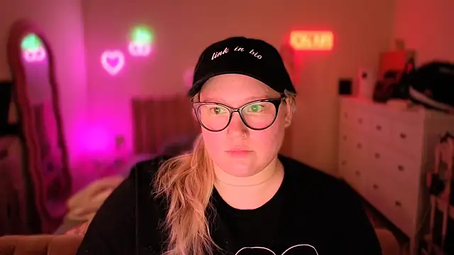 Snapshot of PiggyRose chatting on October 2025 12:02:01 AM PiggyRose online show from October 2025 12:02:01 AM