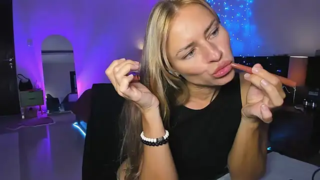 Snapshot of holy_khloe chatting on March 2025 10:17:01 AM holy khloe online show from March 2025 10:17:01 AM