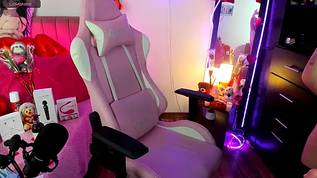 lilly sweett online show from February 2025 06:44:01 AM