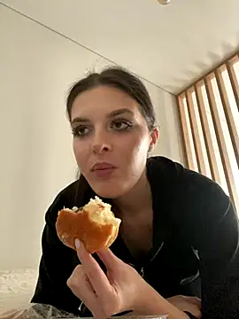 little belucci online show from November 2025 01:44:02 PM