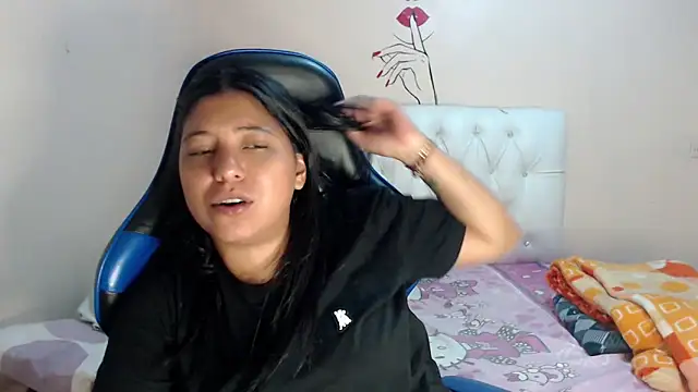 Leylafourniert online show from December 2025 05:42:02 PM