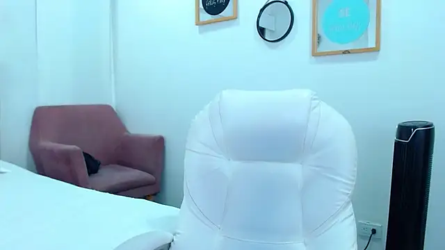 Snapshot of annylouis chatting on January 2025 02:22:02 AM annylouis online show from January 2025 02:22:02 AM