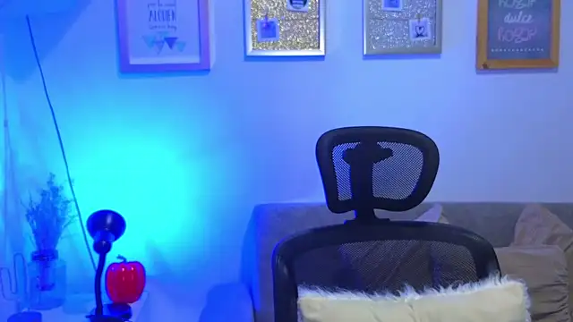 Snapshot of annylouis chatting on November 2025 07:47:01 PM annylouis online show from November 2025 07:47:01 PM