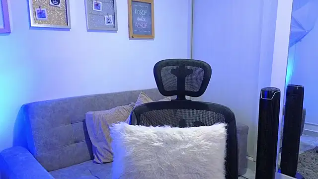 Snapshot of annylouis chatting on November 2025 07:36:03 PM annylouis online show from November 2025 07:36:03 PM