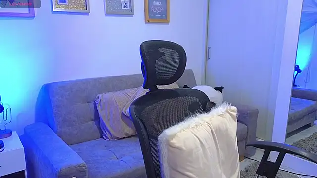 Snapshot of annylouis chatting on November 2025 07:13:01 PM annylouis online show from November 2025 07:13:01 PM