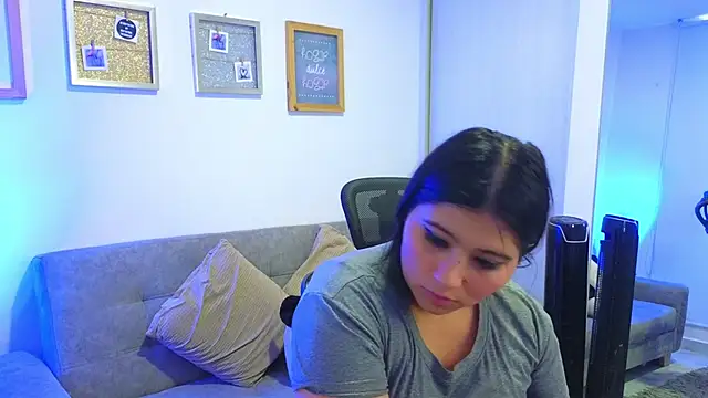 Snapshot of annylouis chatting on November 2025 07:28:01 PM annylouis online show from November 2025 07:28:01 PM