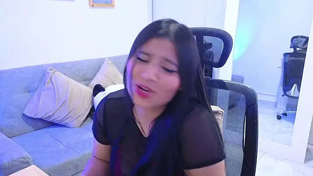 Snapshot of annylouis chatting on December 2025 07:53:02 PM annylouis online show from December 2025 07:53:02 PM