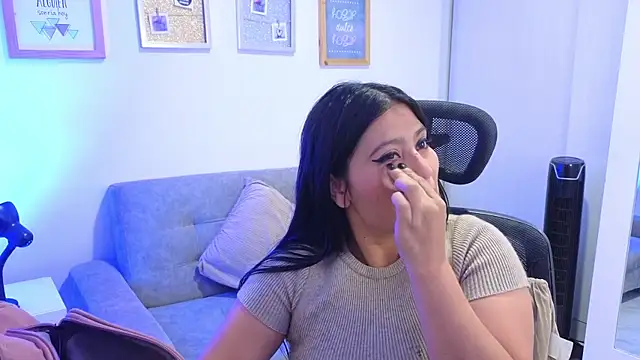 Snapshot of annylouis chatting on December 2025 07:18:01 PM annylouis online show from December 2025 07:18:01 PM