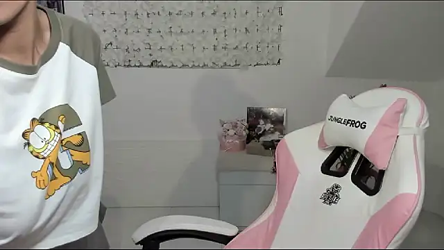 Snapshot of MacDelice chatting on December 2024 05:20:02 AM MacDelice online show from December 2024 05:20:02 AM