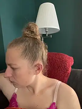 Girlnina-1995 online show from October 2025 10:41:01 AM