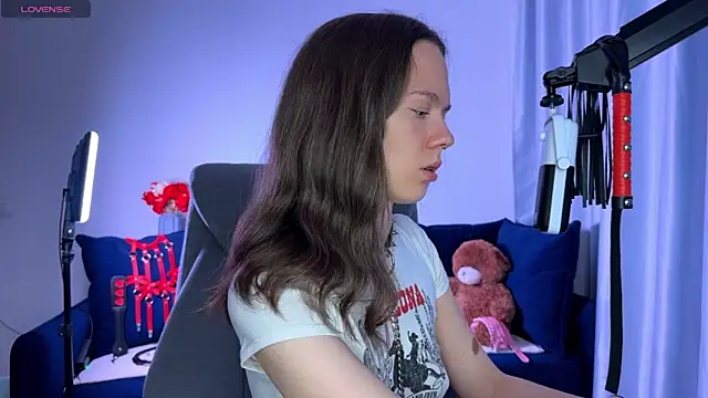 Snapshot of DivineBite chatting on September 2025 04:18:01 PM DivineBite online show from September 2025 04:18:01 PM