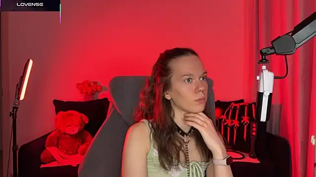 Snapshot of DivineBite chatting on October 2025 05:00:01 PM DivineBite online show from October 2025 05:00:01 PM