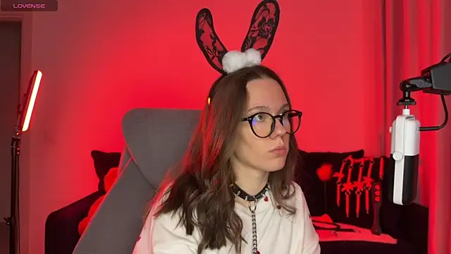 Snapshot of DivineBite chatting on December 2025 04:22:01 PM DivineBite online show from December 2025 04:22:01 PM