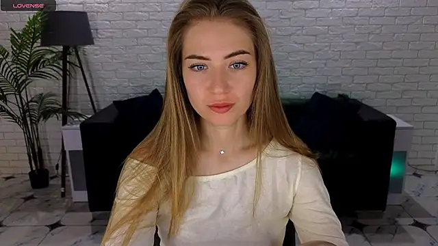 Snapshot of Adelyna_Bird chatting on September 2025 06:14:01 AM Adelyna Bird online show from September 2025 06:14:01 AM