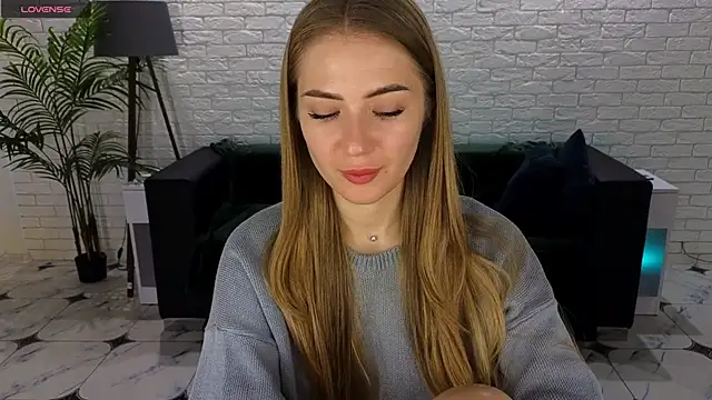 Snapshot of Adelyna_Bird chatting on September 2025 06:18:01 AM Adelyna Bird online show from September 2025 06:18:01 AM