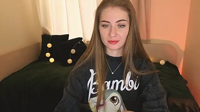 Snapshot of Adelyna_Bird chatting on December 2025 07:36:01 AM Adelyna Bird online show from December 2025 07:36:01 AM