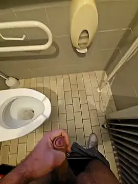 Snapshot of Dolceporco19 chatting on January 2025 04:17:02 PM Dolceporco19 online show from January 2025 04:17:02 PM