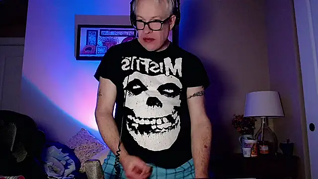 Snarfle82 online show from November 2025 02:17:02 PM