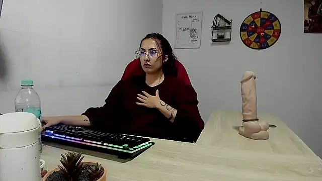 Snapshot of Scarlett_Sen chatting on January 2025 04:27:01 PM Scarlett Sen online show from January 2025 04:27:01 PM