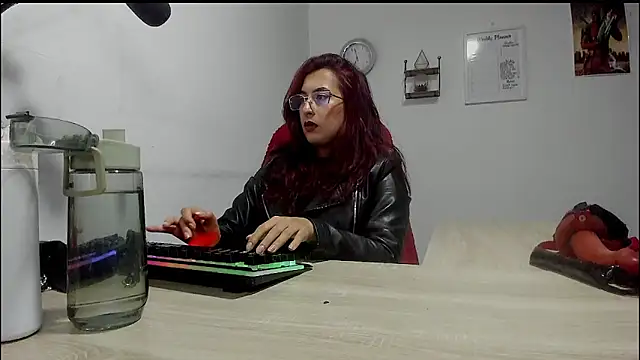 Snapshot of Scarlett_Sen chatting on February 2025 03:42:02 PM Scarlett Sen online show from February 2025 03:42:02 PM