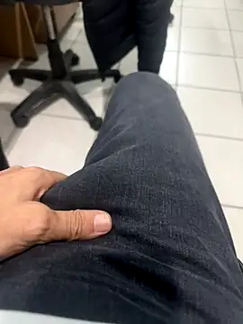 Snapshot of MAHKE12 chatting on November 2025 02:39:02 PM MAHKE12 online show from November 2025 02:39:02 PM