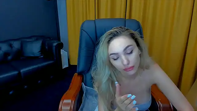 Snapshot of HaleySweet18 chatting on July 2026 11:40:01 PM HaleySweet18 online show from July 2026 11:40:01 PM
