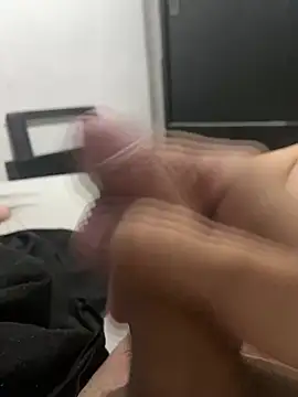 Snapshot of dustbor chatting on January 2025 09:32:01 PM dustbor online show from January 2025 09:32:01 PM