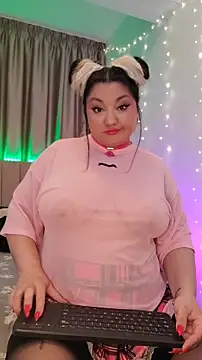 Larissa K online show from December 2025 03:18:02 PM