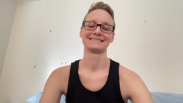 Snapshot of LeahWilde chatting on February 2025 05:03:02 PM LeahWilde online show from February 2025 05:03:02 PM