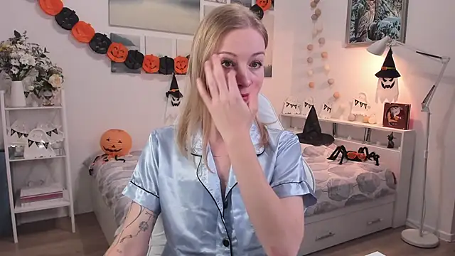 Snapshot of MissRightX chatting on October 2025 10:08:01 AM MissRightX online show from October 2025 10:08:01 AM