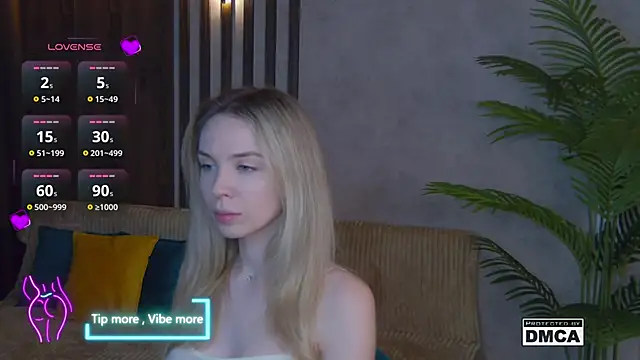 Snapshot of Holl1Would chatting on February 2025 07:44:02 PM Holl1Would online show from February 2025 07:44:02 PM