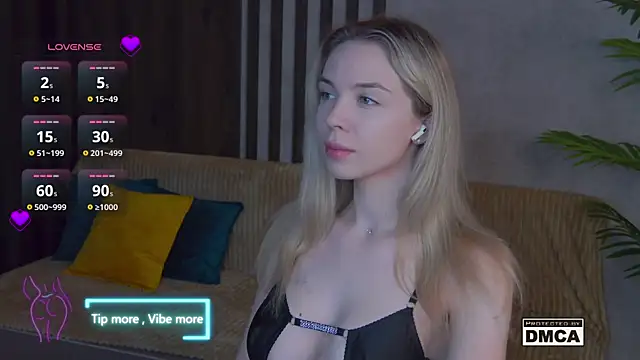 Snapshot of Holl1Would chatting on February 2025 03:42:01 AM Holl1Would online show from February 2025 03:42:01 AM