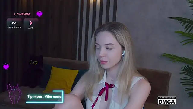 Snapshot of Holl1Would chatting on February 2025 11:14:02 PM Holl1Would online show from February 2025 11:14:02 PM