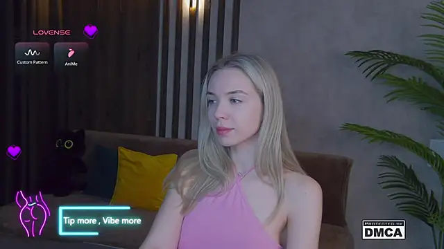 Snapshot of Holl1Would chatting on March 2025 03:55:02 AM Holl1Would online show from March 2025 03:55:02 AM