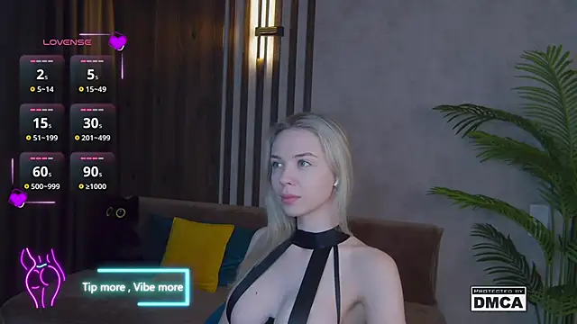 Snapshot of Holl1Would chatting on March 2025 03:18:02 AM Holl1Would online show from March 2025 03:18:02 AM