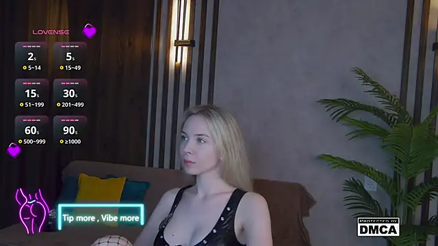 Snapshot of Holl1Would chatting on March 2025 07:38:02 PM Holl1Would online show from March 2025 07:38:02 PM