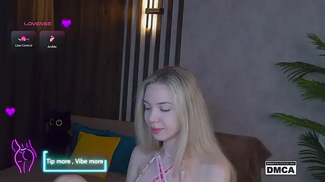 Snapshot of Holl1Would chatting on March 2025 03:41:02 AM Holl1Would online show from March 2025 03:41:02 AM