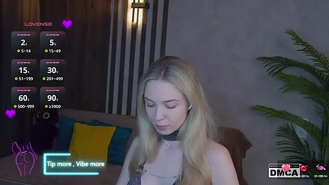 Snapshot of Holl1Would chatting on March 2025 07:49:02 PM Holl1Would online show from March 2025 07:49:02 PM