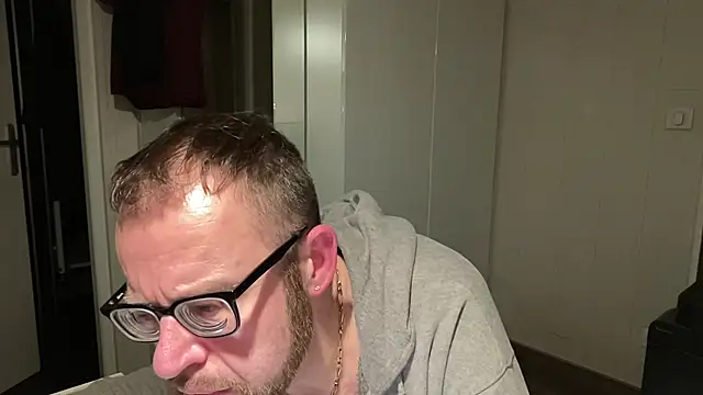 Snapshot of FABIOGLASSES chatting on December 2024 11:34:02 PM FABIOGLASSES online show from December 2024 11:34:02 PM