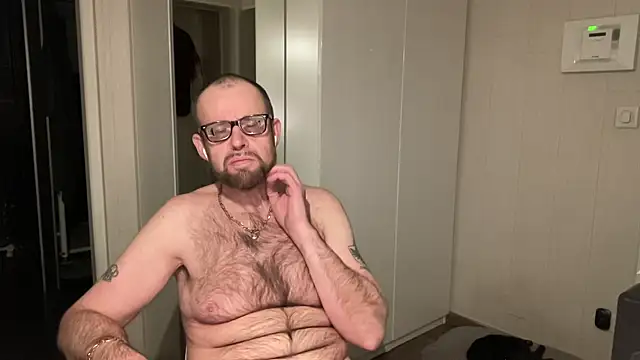 Snapshot of FABIOGLASSES chatting on November 2025 10:26:01 PM FABIOGLASSES online show from November 2025 10:26:01 PM