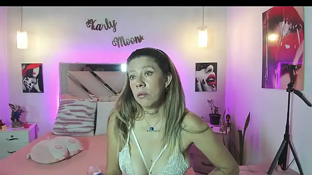 Karly moon online show from April 2026 07:47:01 PM