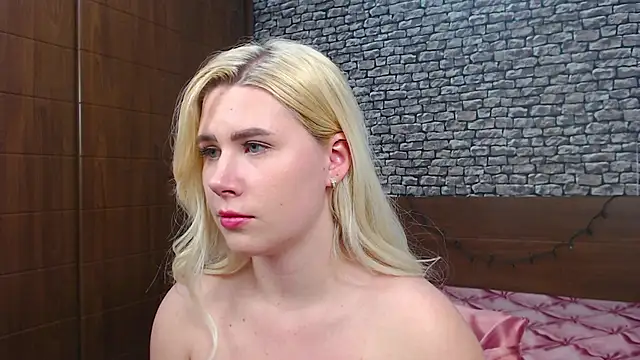 Snapshot of CuteBlondeMe chatting on March 2025 08:52:02 PM CuteBlondeMe online show from March 2025 08:52:02 PM