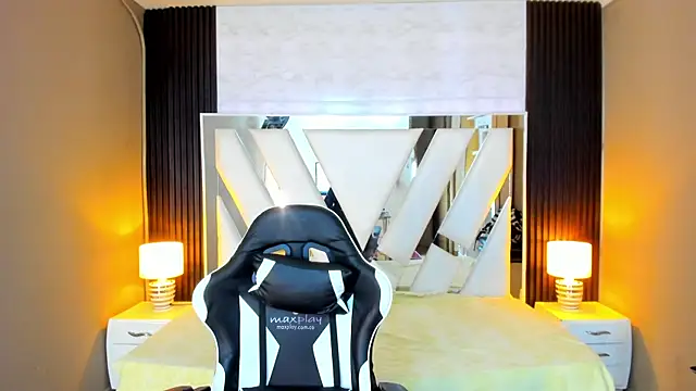 Linda4Petite online show from November 2025 06:54:01 PM