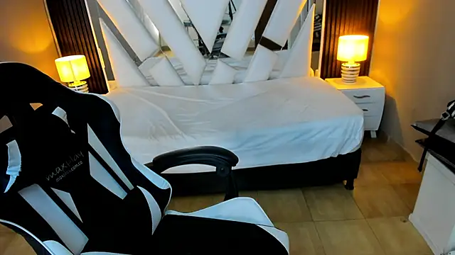 Linda4Petite online show from February 2026 01:53:02 PM