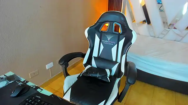 Linda4Petite online show from April 2026 06:19:01 PM