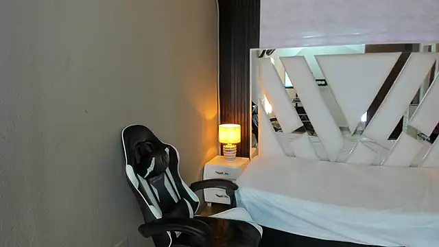 Linda4Petite online show from April 2026 06:09:02 PM